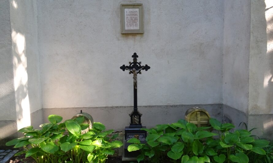 Kreuz vor der Kirche am Heiligen Berg