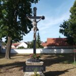 Kreuz vor der Raggendorfer Kirche