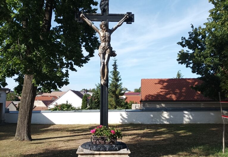 Kreuz vor der Raggendorfer Kirche
