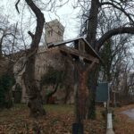 Kreuz vor Schloss Matzen