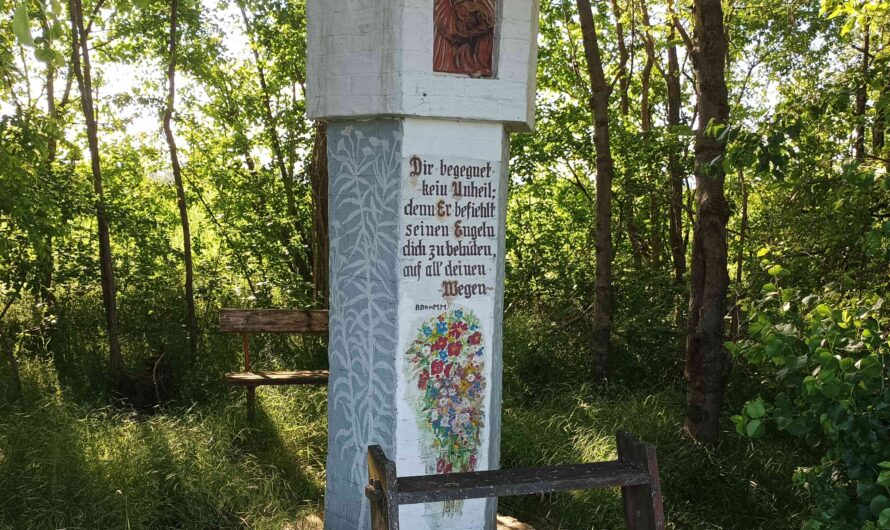 Buntes Marterl im Gebüsch
