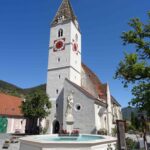 Brunnenstatue vor der Spitzer Kirche