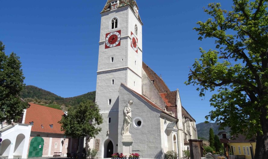 Brunnenstatue vor der Spitzer Kirche